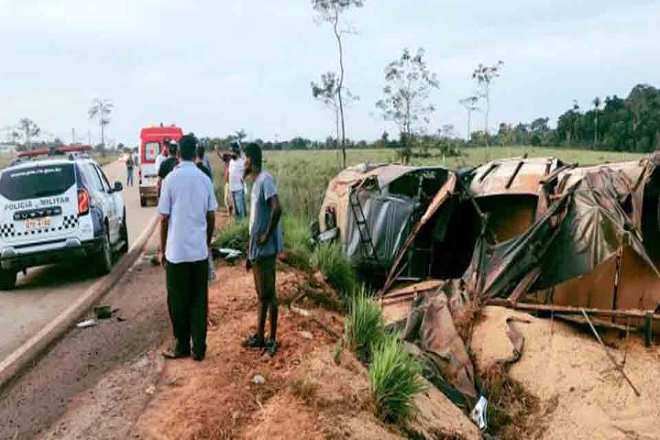 Carreta carregada de soja tomba em curva na estrada da penal