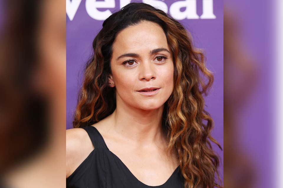 Alice Braga fala sobre experiência de atuar em inglês: “Sempre um desafio”