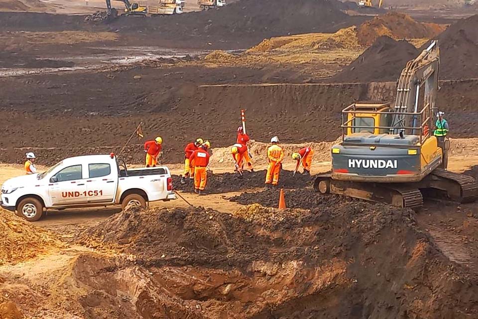 Bombeiros encontram crânio durante buscas em Brumadinho