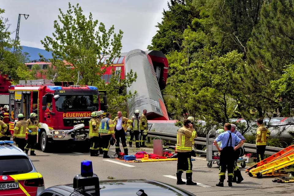 Trem descarrila no sul da Alemanha e deixa ao menos três mortos