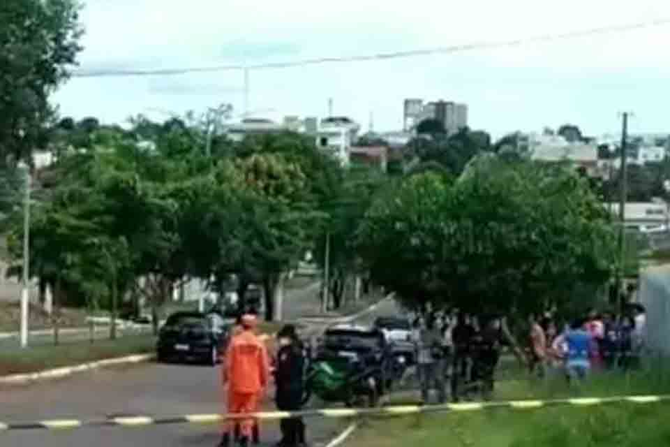 Mulher morre em colisão entre carro e motoneta em Cacoal