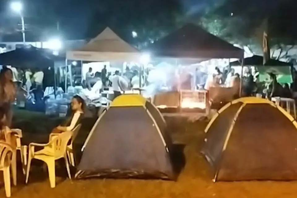 Manifestantes desmontam acampamento em frente a quartel no município; grupo estava há 2 meses no local