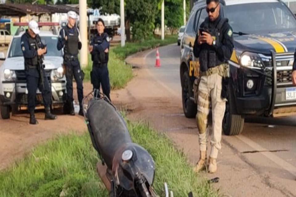 Motociclista é socorrido após ser atropelado por caminhão na BR-364