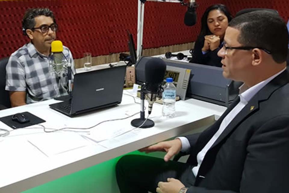 Governador Marcos Rocha concede entrevista em emissora de rádio e fala sobre invenstimentos na regiao