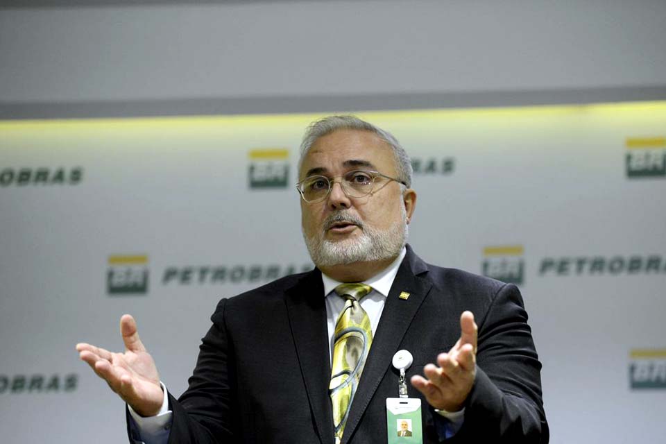 Presidente da Petrobras diz que pode reduzir preço da gasolina