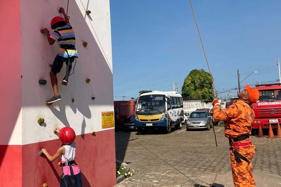 Crianças do Lar do Bebê visitam Quartel dos Bombeiros através de programa de apadrinhamento