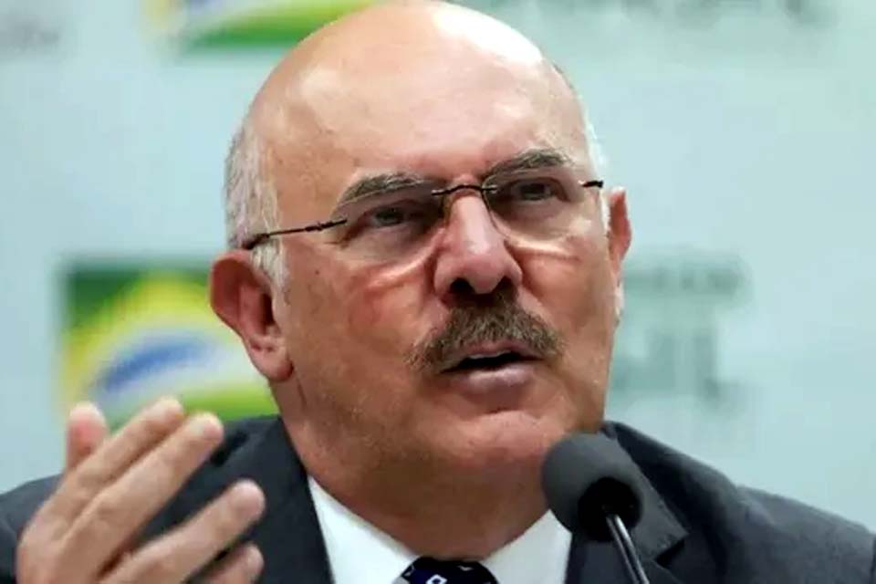 Empresário diz que 'gabinete paralelo' do MEC cobrou propina escondida em pneu