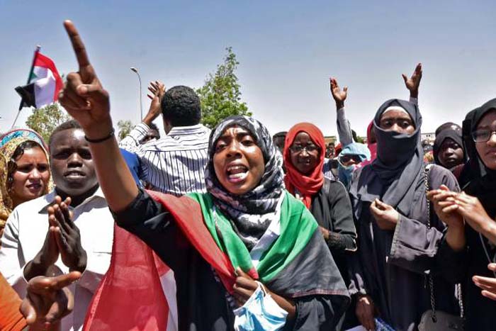 Manifestantes no Sudão protestam contra golpe militar