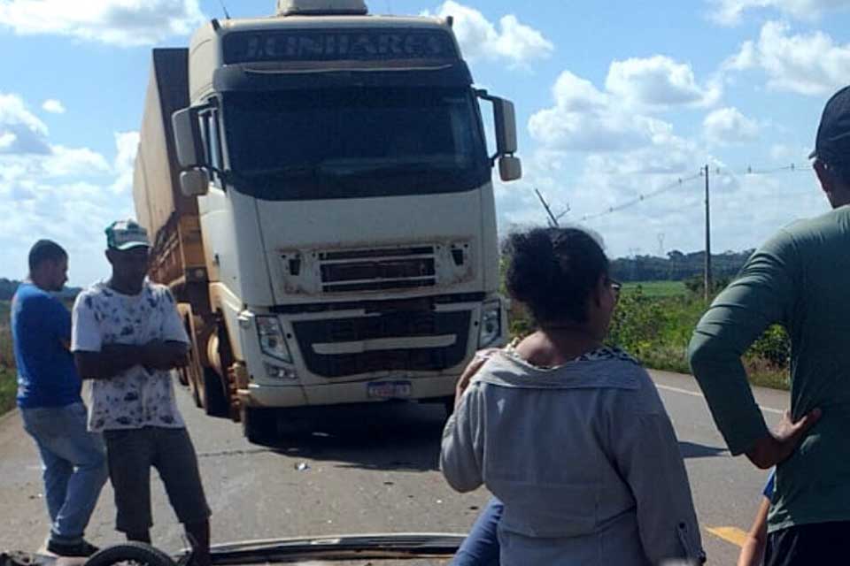 Idoso em moto morre durante colisão frontal com carreta na BR-364