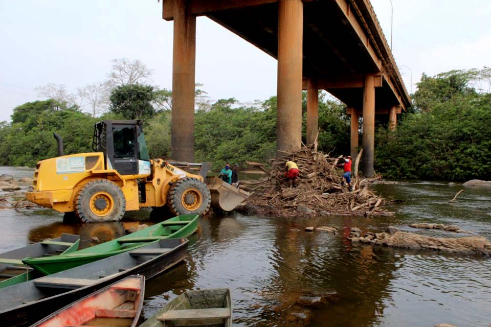 Prefeitura retira entulho de pilar de ponte sobre o Rio Jaru