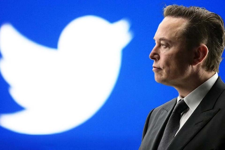 Acionistas aprovam venda do Twitter para Elon Musk, que tenta deixar a negociação