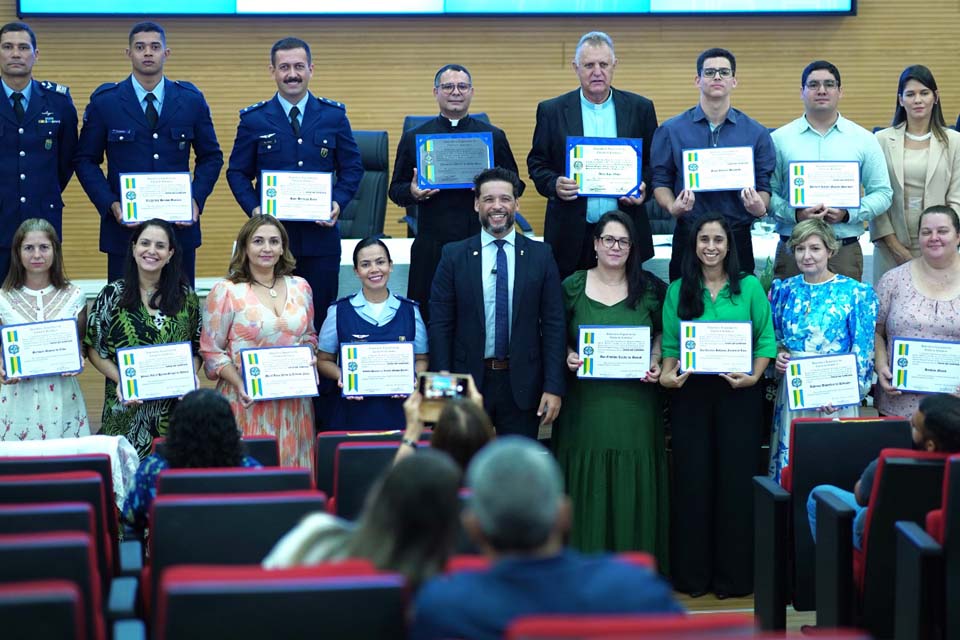 Padres e servos da igreja católica são homenageados na ALE-RO; títulos foram entregues pelo deputado Delegado Camargo