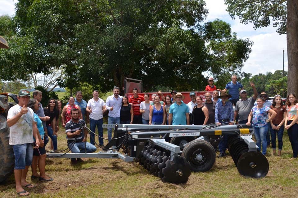 Prefeitura entrega motor estacionário e equipamentos para associações rurais