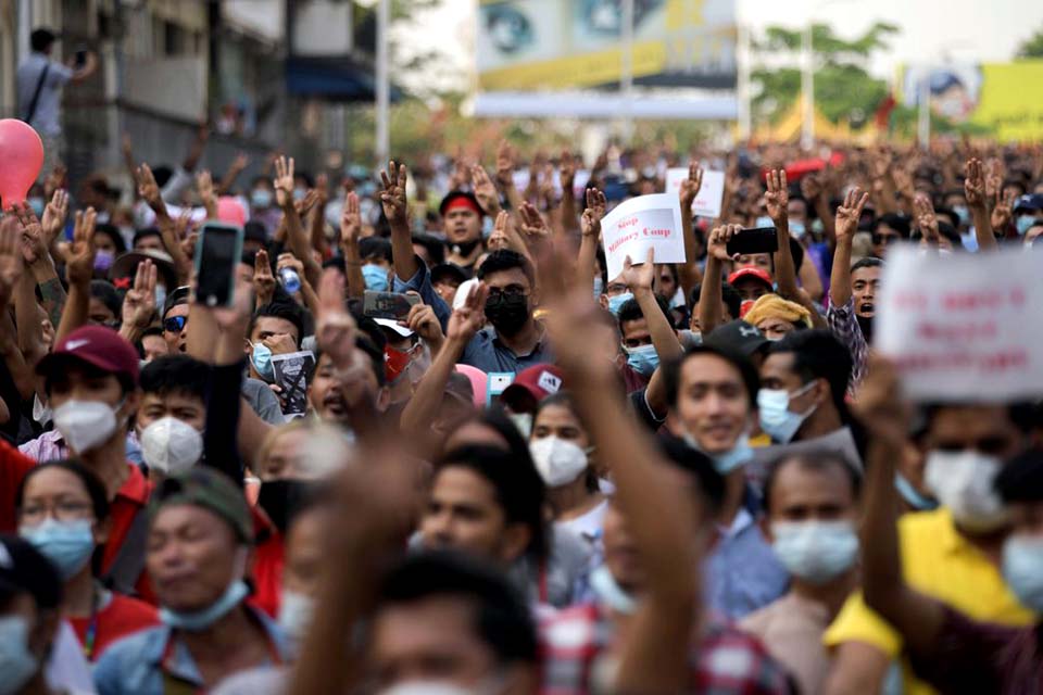 Policiais de Myanmar aderem a movimento de desobediência civil