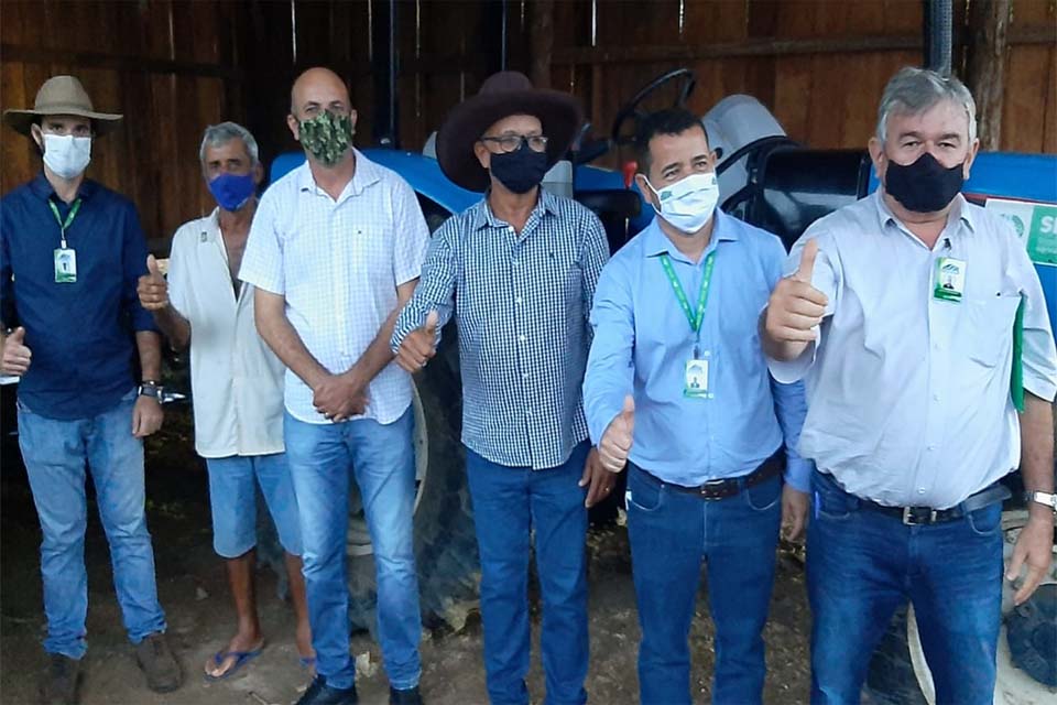 Ismael Crispin entrega equipamentos agrícolas para produtores rurais de Candeias