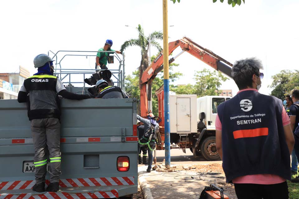 Semáforo no cruzamento da avenida da Amazonas e BR-319 está sendo substituído