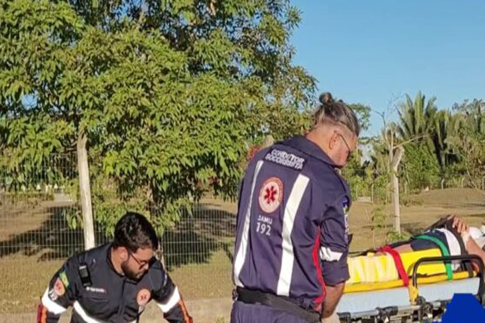 Mulher é socorrida após acidente de moto na estrada L-128 em Ji-Paraná