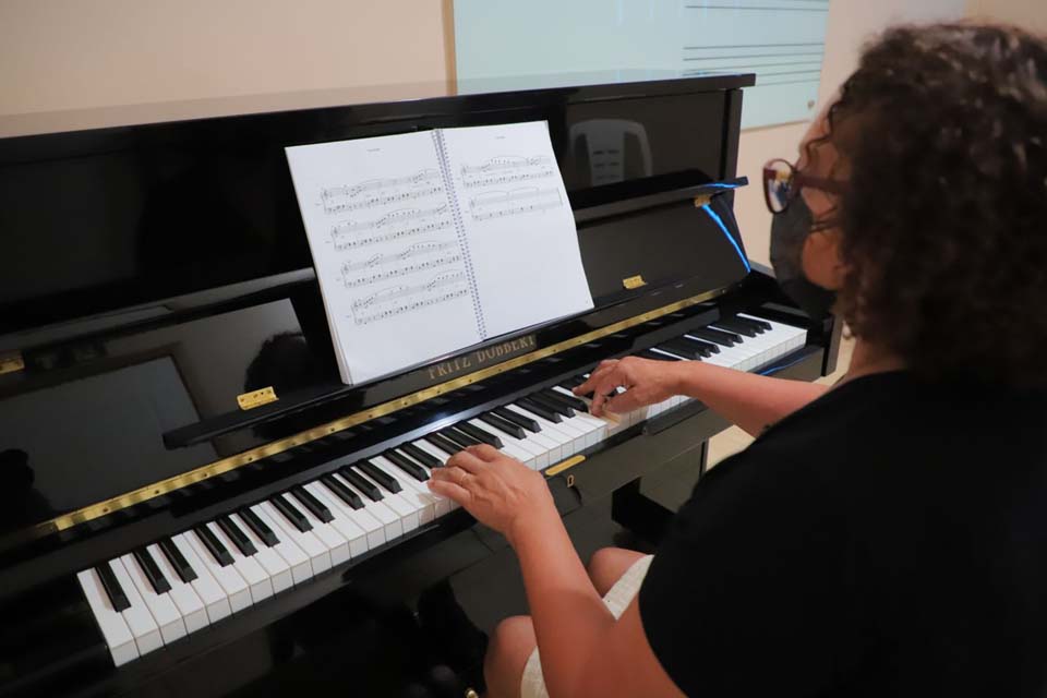 Centros Municipais de Arte e Cultura Escolar de Porto Velho ganham piano moderno e acústico