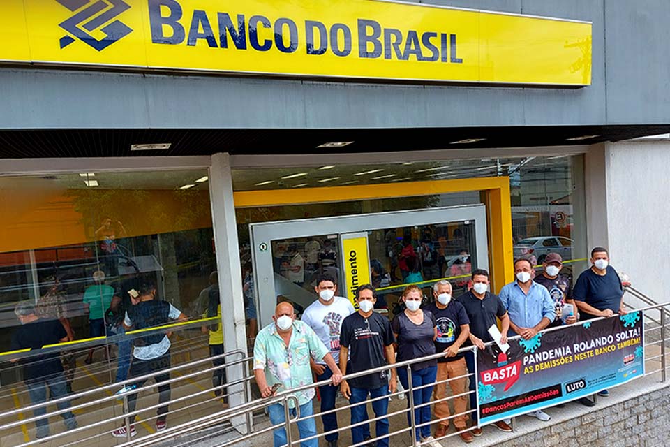 Bancários protestam contra a reestruturação que fechará agências do Banco do Brasil em Rondônia