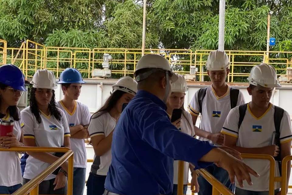 Alunos de escola estadual visitam Estação de Tratamento de Água de Pimenta Bueno