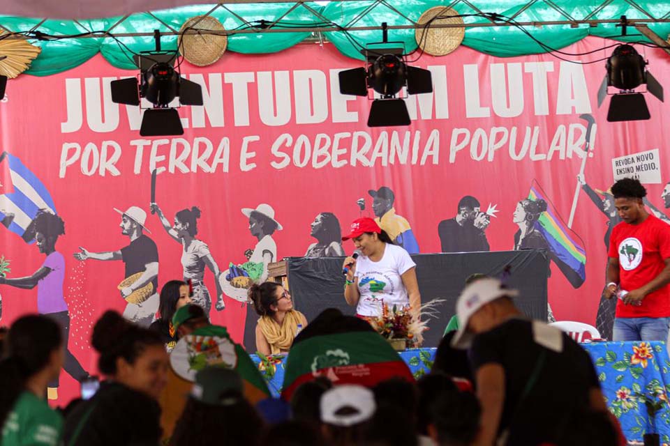 Juventude acampada debate luta pela terra e participação no poder