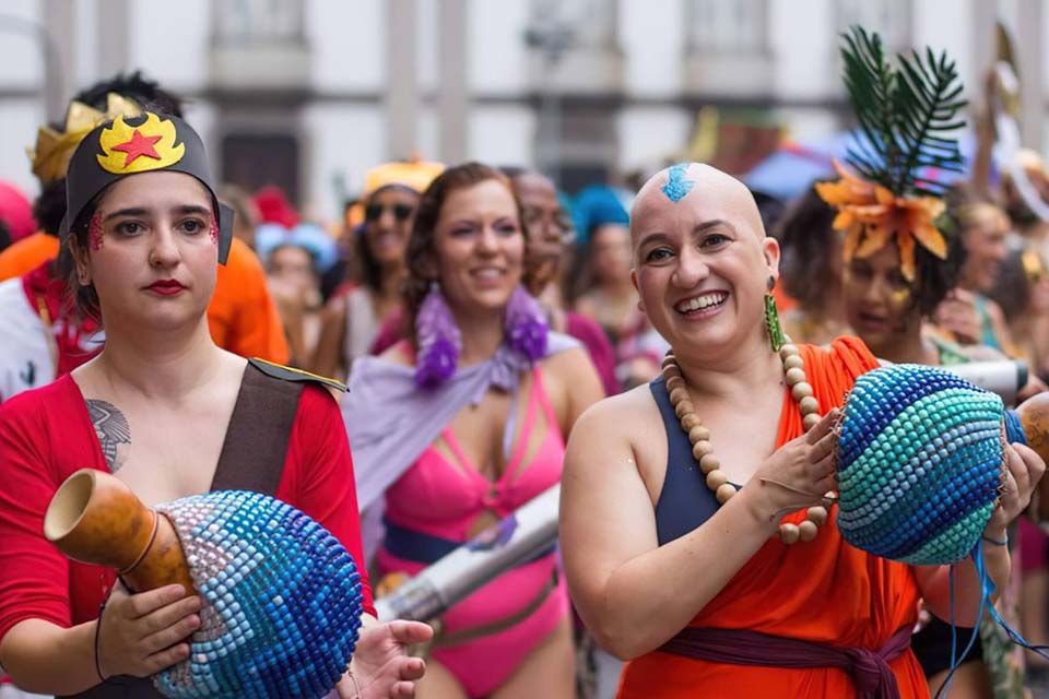 Mulheres contam como é viver com doença que provoca queda de cabelo