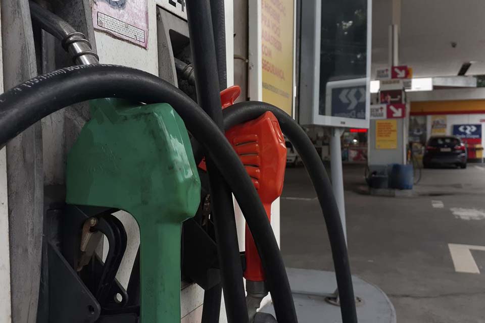 Queda de preços em maio foi puxada por gasolina, diz IBGE