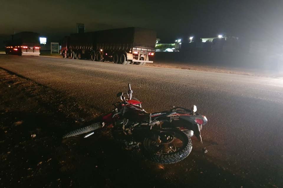 Motociclista é socorrido após acidente com carreta na BR-364 