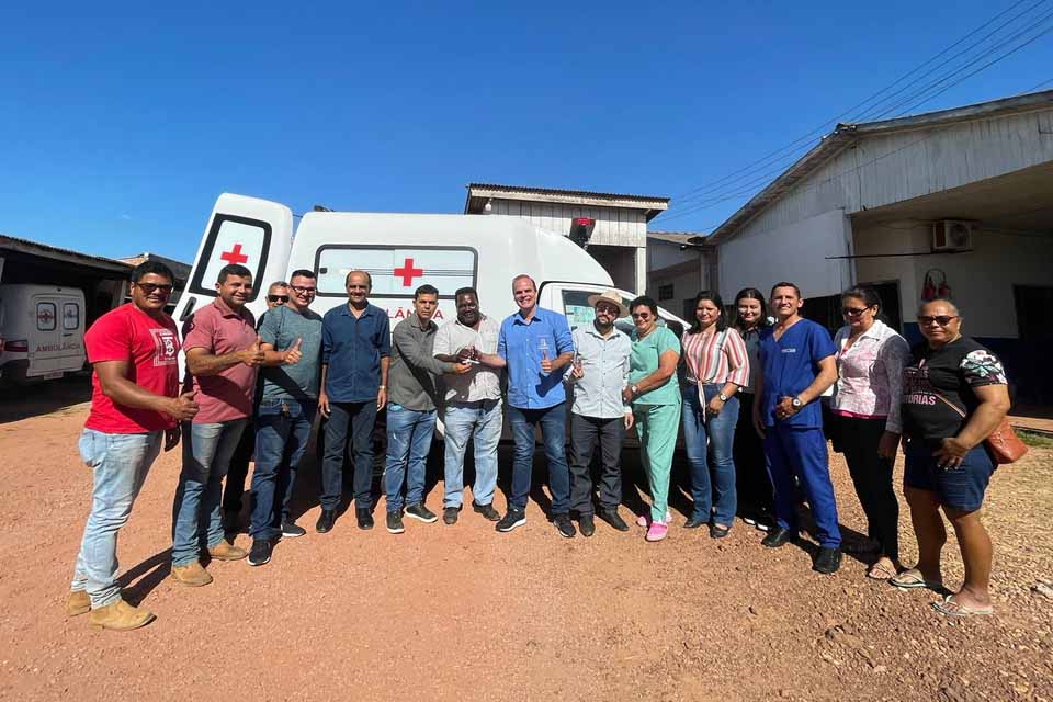 Deputado Alan Queiroz realiza a entrega de uma ambulância para o município de Parecis a pedido do vereador João Merrinho