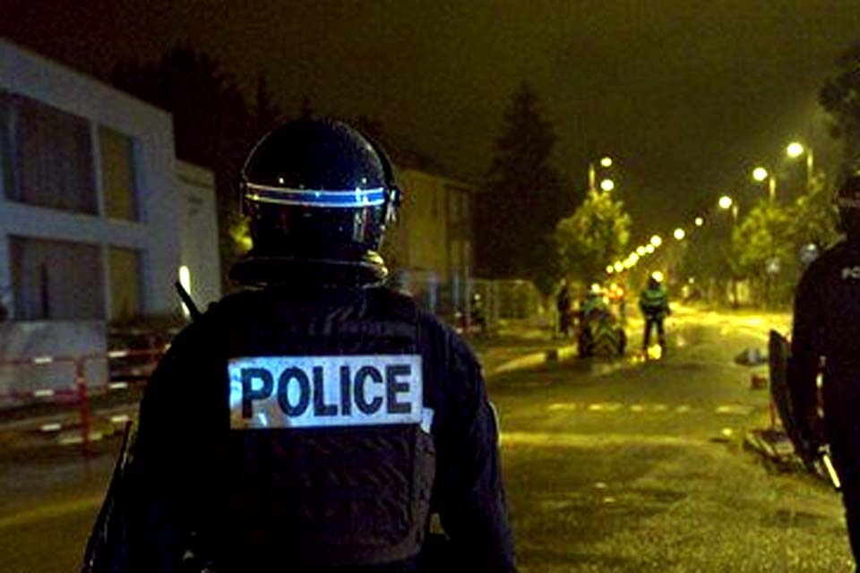 Cinco policiais são presos pela morte de um homem em protestos na França