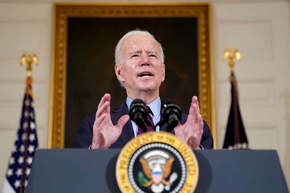 Biden determina que estados priorizem vacinação de professores