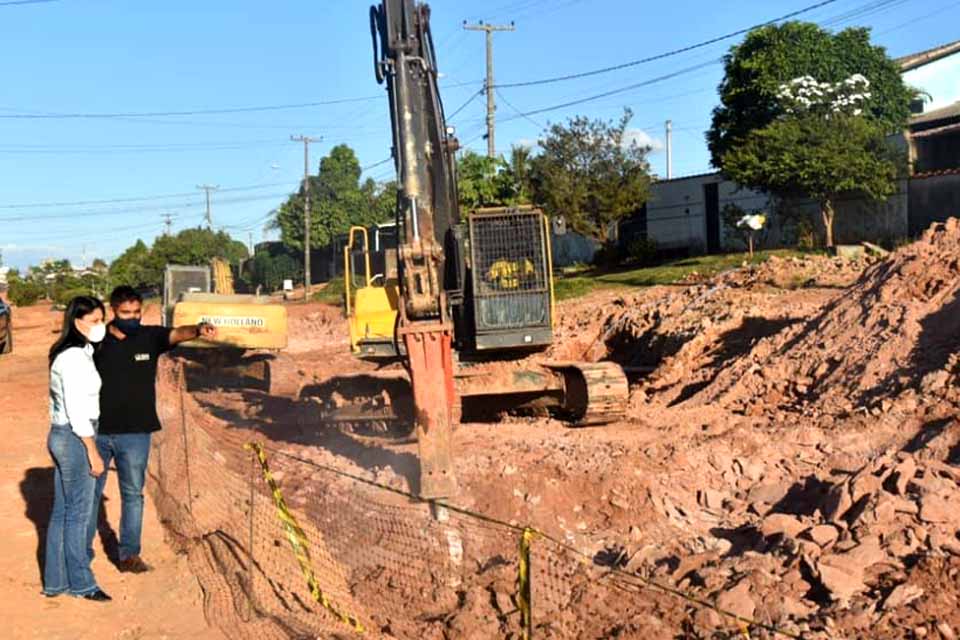 Avenidas estão passando por recuperação no bairro Novo