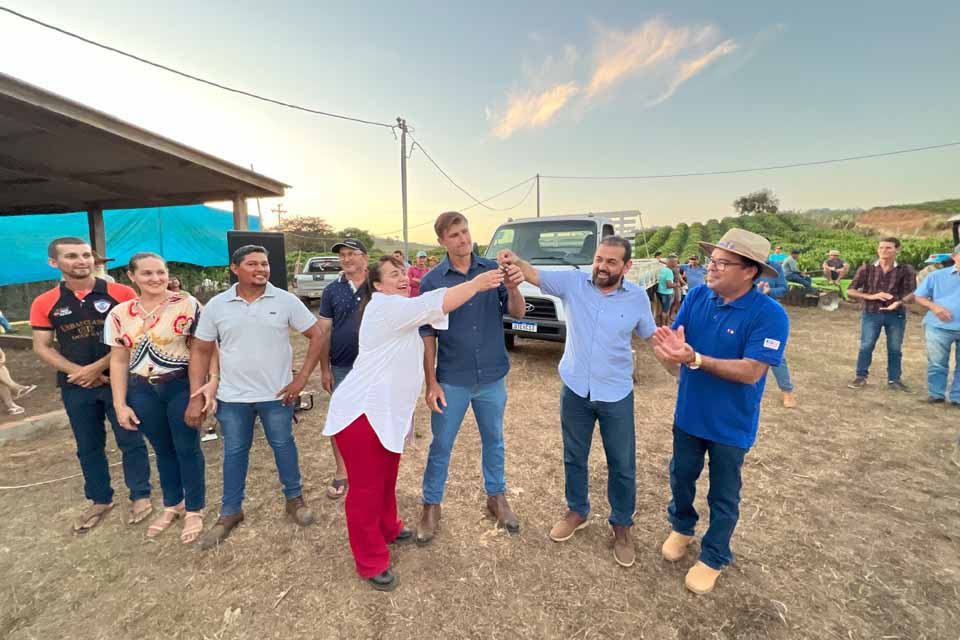 Deputado Laerte Gomes prestigia entrega de caminhão para atender associação rural de Nova Brasilândia