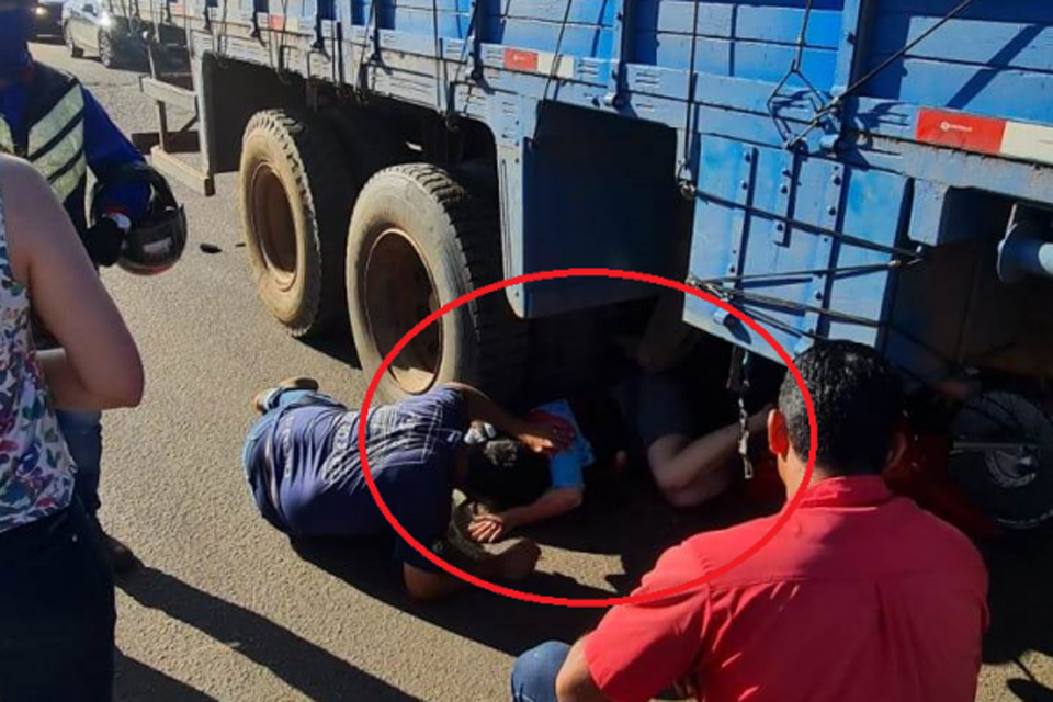 Motociclista fica presa embaixo de caminhão após colisão em Vilhena