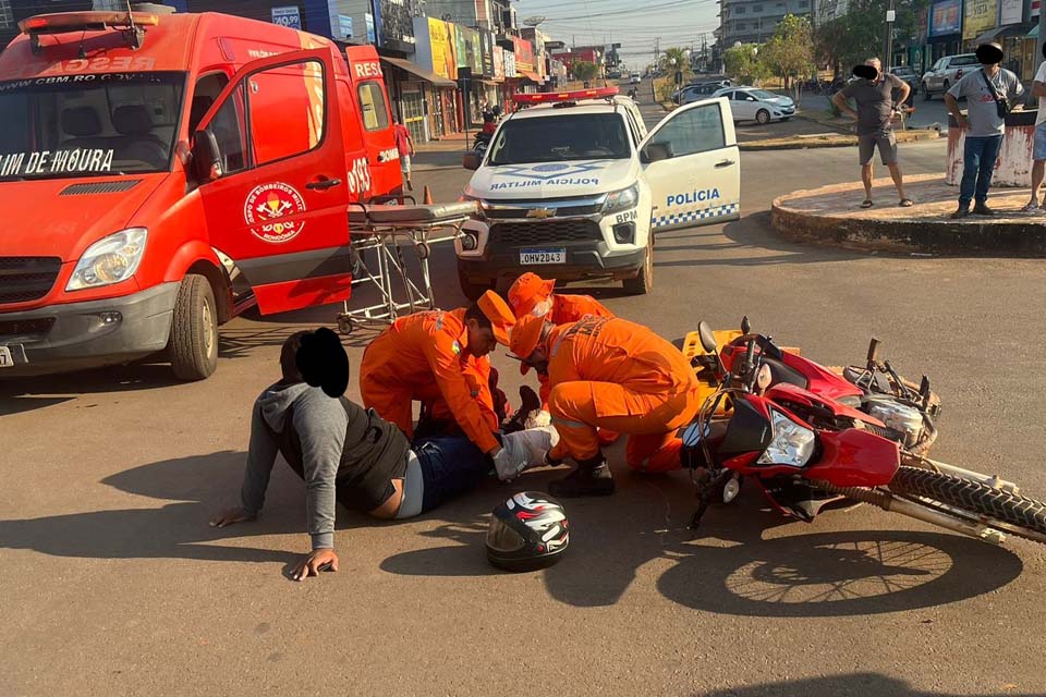 Ciclista e motociclista são socorridos após colisão no centro