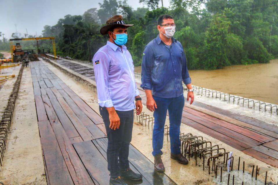 Governador Marcos Rocha verifica in loco andamento da obra  da nova ponte de concreto sobre o rio Jacy-Paraná 