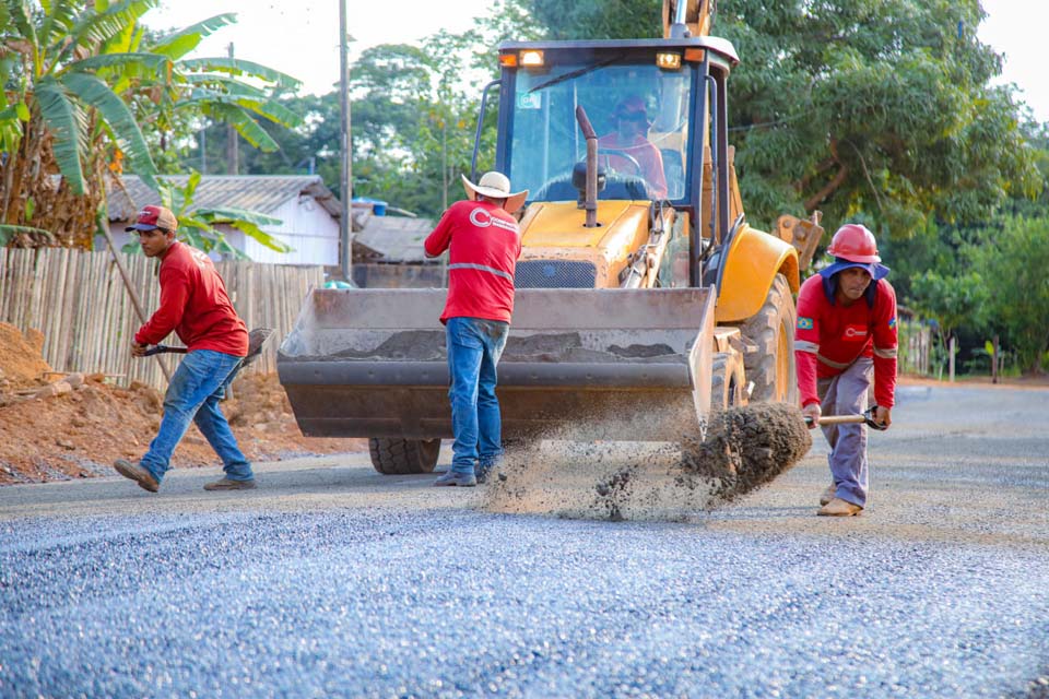 Mais um trecho da Rua Santos Dumont no bairro Jardim dos Estados é contemplado com capa asfáltica