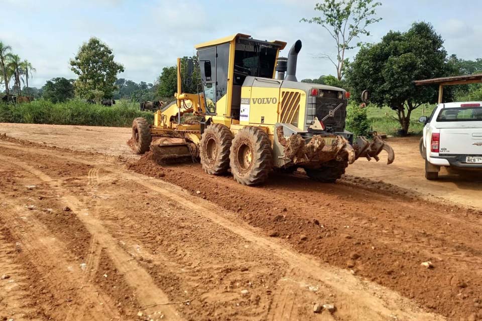 Estradas rurais bem conservadas garantem escoamento da produção; equipes de terraplanagem integram os 16 grupos 