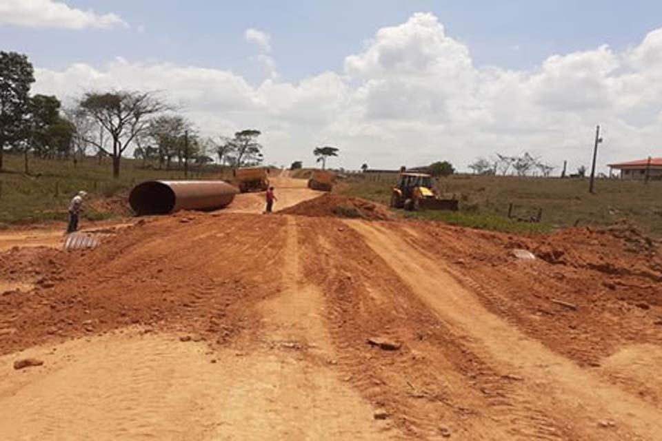 Prefeitura realiza aterro e instalação de tubos Armco no km 1,5 da linha 203