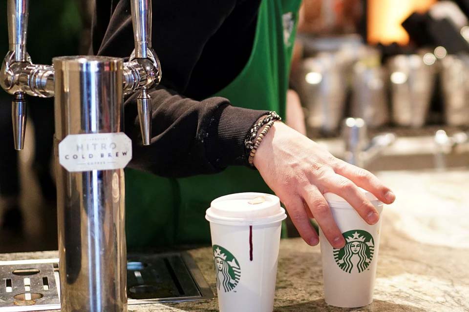 Covid-19: Starbucks proíbe copos reutilizáveis para combater vírus