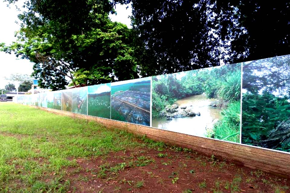 Agronegócio e Figueira Gigante são destaques em painel de fotos instalado pela prefeitura na entrada da cidade 