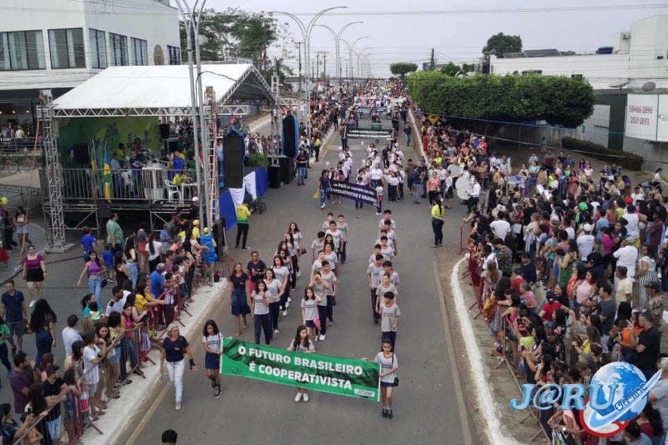 Desfile Cívico da Independência em Jaru reúne escolas do município, militares, fanfarras e diversas autoridades