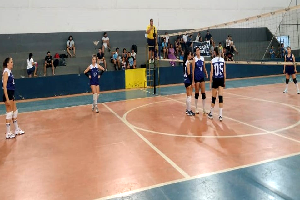 Equipe de Voleibol Adulto Feminino estreia com vitória fora de