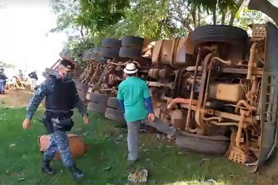 Carreta Bi-trem tomba na Avenida Jorge Teixeira em Porto Velho  