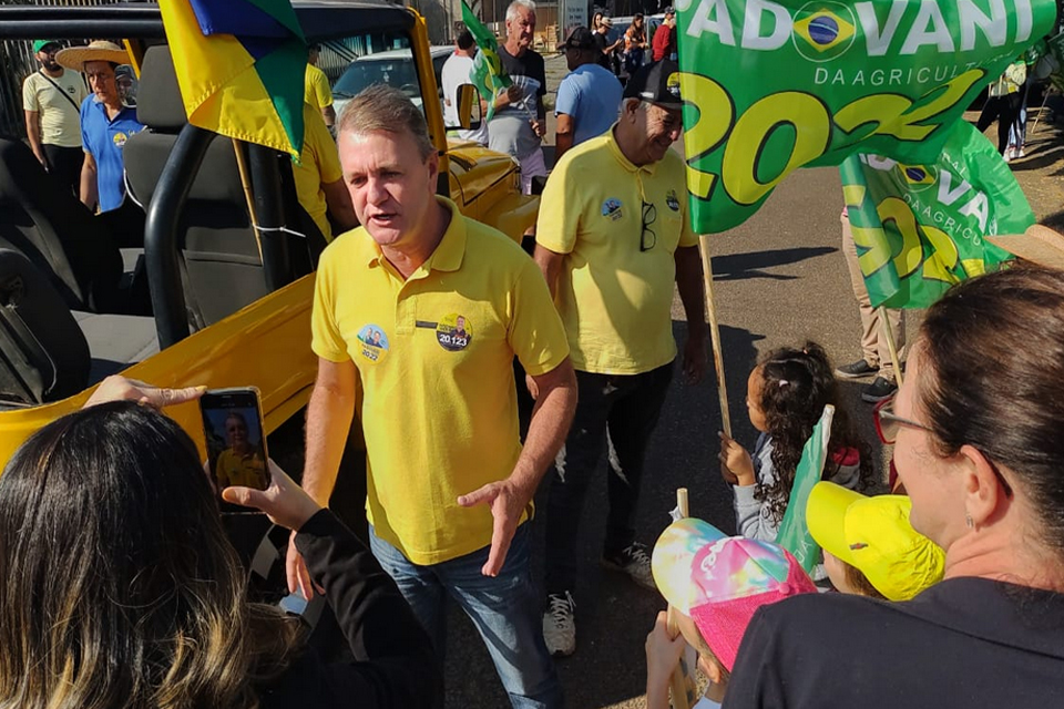 Luizinho Goebel intensifica campanha com caminhadas, visitas e reuniões em Vilhena