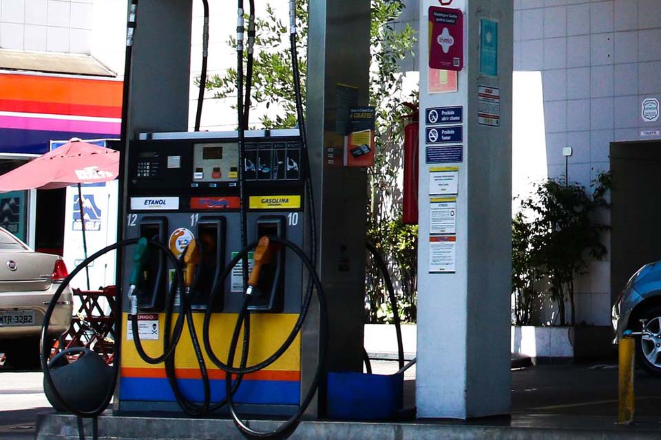 Preço da gasolina nos postos volta a subir após 15 semanas