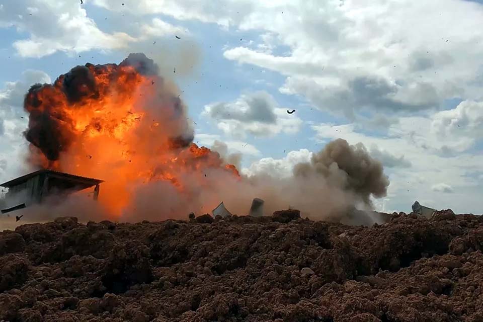 PF destrói máquinas de garimpo sob torres de energia no Pará