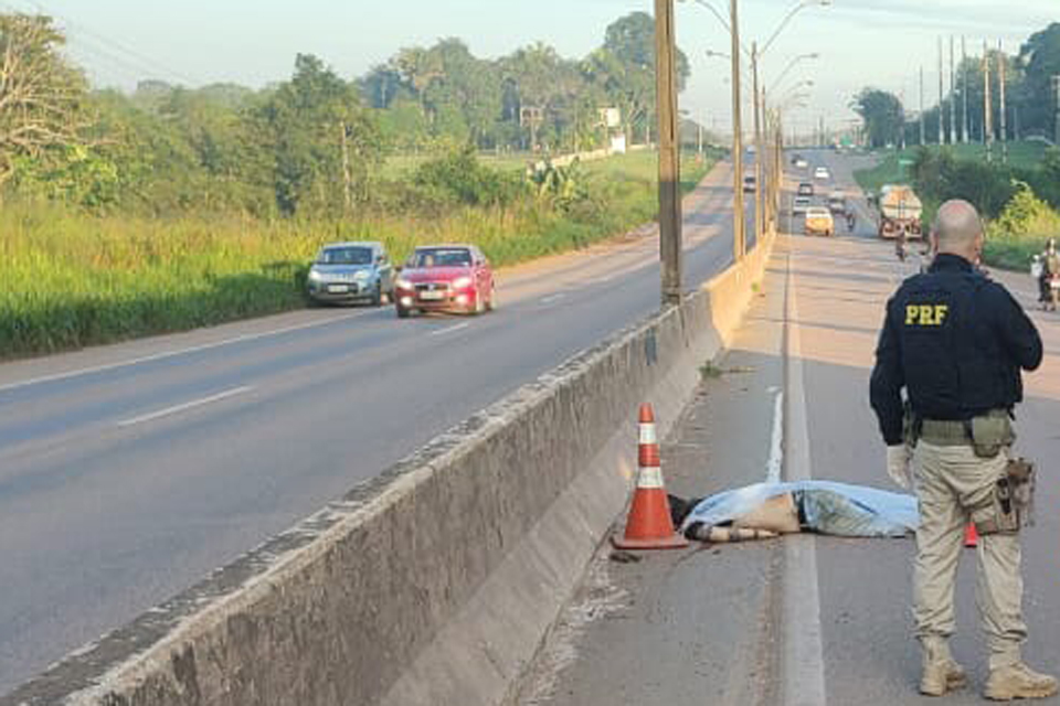 Pedestre morre atropelado por carreta na BR-364 em Porto Velho