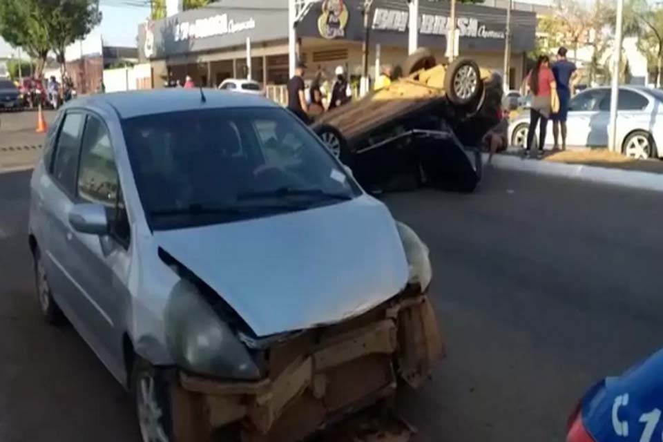 Carro com casal de idosos e criança capota em Porto Velho