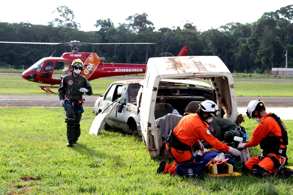 Corpo de Bombeiros de Rondônia aprimora conhecimento em resgate com uso do helicóptero e avião